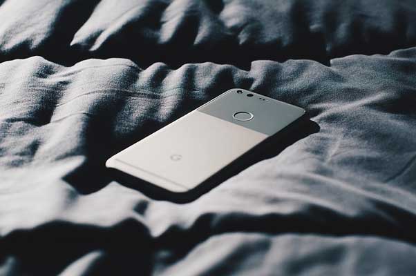 мобилен-телефон-върху-легло