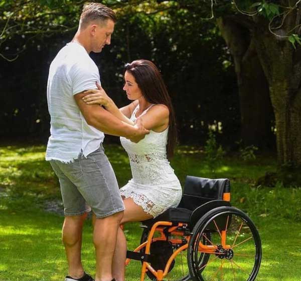 жена-инвалидна-количка
