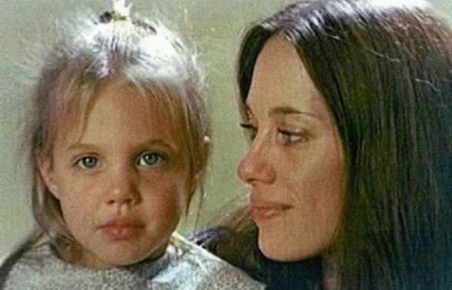 Анджелина-Джоли-с-майка-си