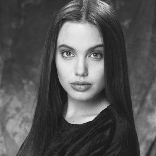 Анджелина-Джоли-млада