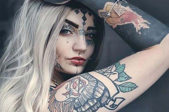 Децата не познали майка си, след като скрила 40 от татуировките си