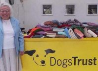 Тази 89-годишна жена изплела 450 одеяла и пуловери за кучетата в приюти