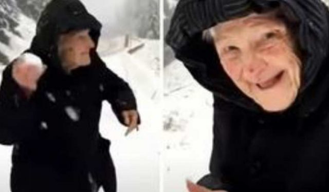 Майка на 101 години накарала сина си да спре колата, за да се порадва на снега (видео)