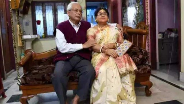 Индиец живее със силиконово копие на починалата си жена (видео)