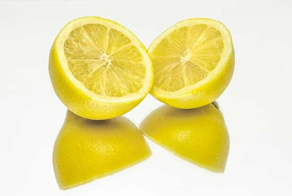  
Лимоновият сок притежава чудесни свойства Всички знаят че в него