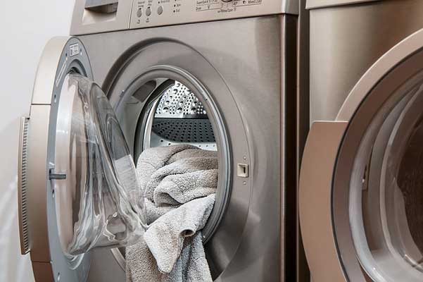 Снимка: Ако добавите в пералнята тази съставка, изобщо няма да останат петна!
