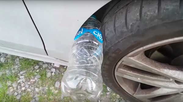 Ако забележите празна пластмасова бутилка между гумата на автомобила и