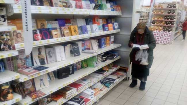 Постоянните клиенти на магазин в Украйна забелязали баба която както