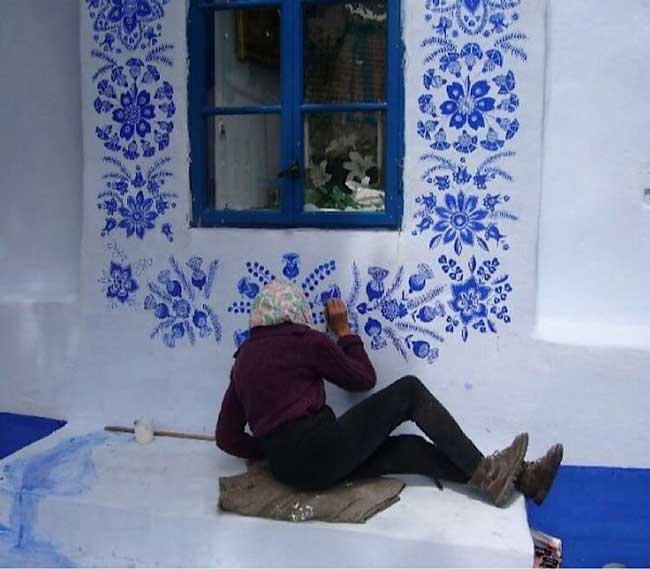 жена-рисува-къща