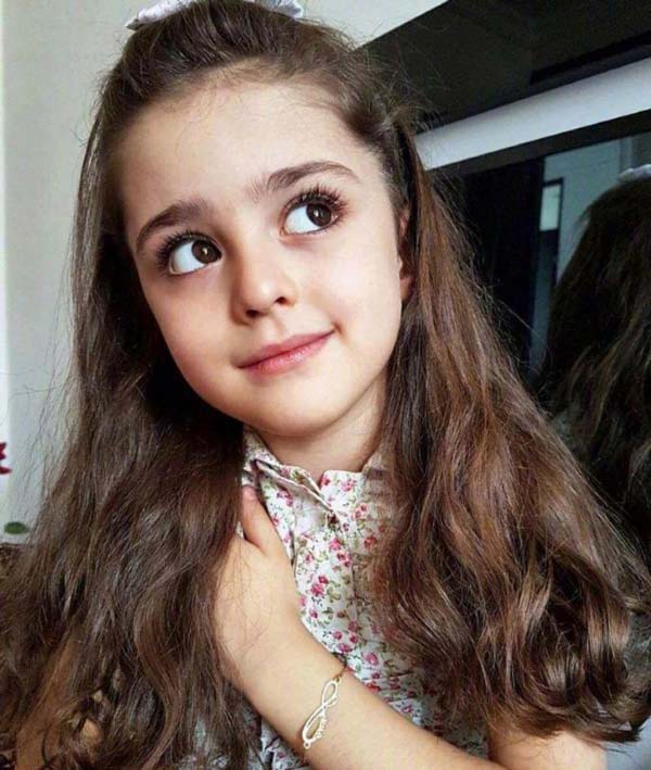 7 годишно момиче от Иран на име Мохдис станала истинска звезда