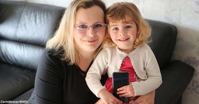 Двегодишно момиченце спасило майка си след като отблокирало телефона й