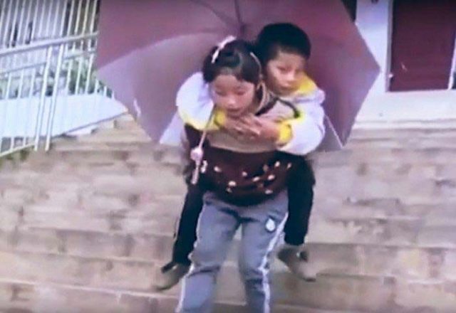 Респект! 9-годишно момиче носи на гръб 12-годишния си болен брат до училище