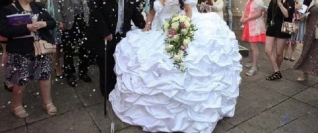 Булка с ромски корени се омъжи рокля, тежаща 63 кг. Обличането й отнема 20 минути!