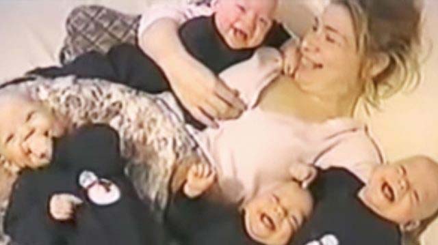 Преди много години видео клип с весели смеещи се четиризнаци
