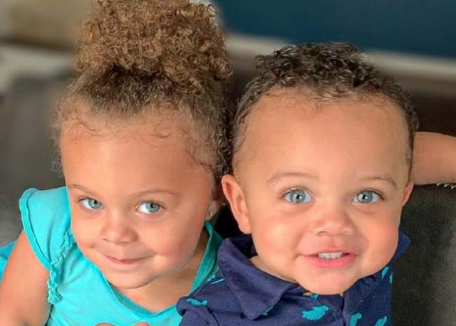Чудесата на генетиката: брат и сестра с красиви очи станаха интернет звезди