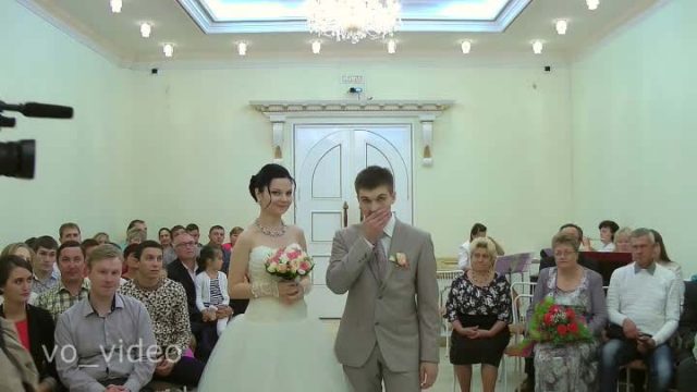 На сватбата всичко вървяло добре, но никой не очаквал младоженецът да припадне (видео)