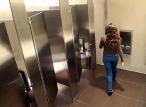 Ако видите такова нещо в обществена тоалетна - незабавно напуснете!