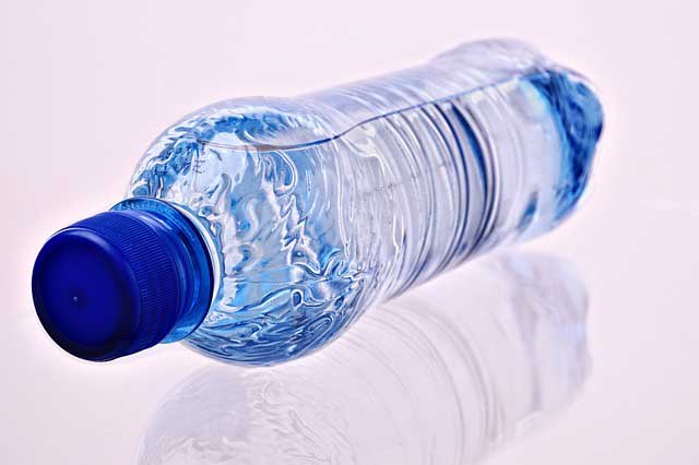 пластмасова-бутилка-вода