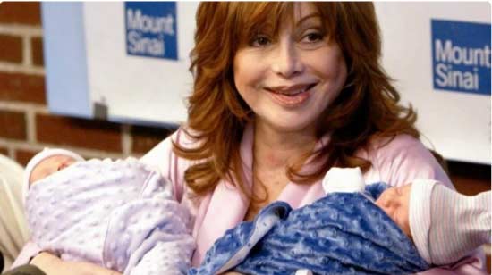 Зряла жена родила близнаци на 57 години. Как изглеждат 18 години по-късно: