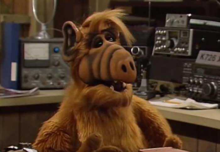 Популярният у нас сериал Алф излиза на екран през 1986
