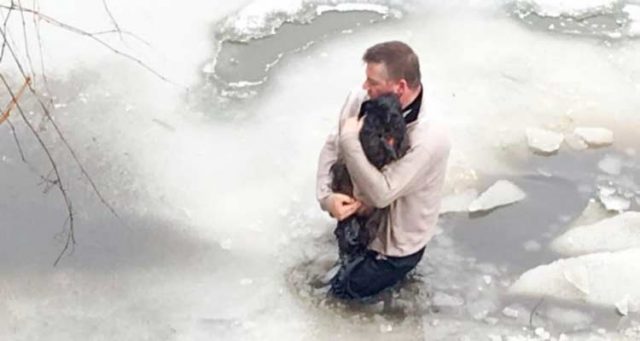 Мъж скочил в ледени води, за да спаси куче