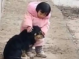 Най-милото видео: момиченце запушва ушите на куче, което се страхува от фойерверки