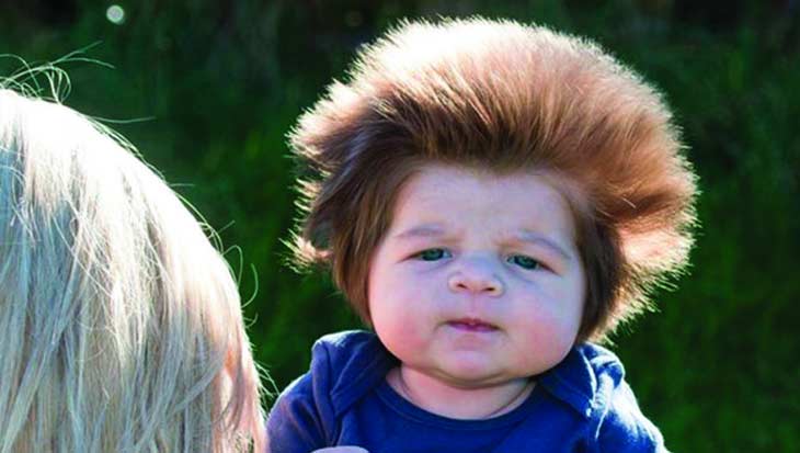 Рядко се срещат новородени с гъста и буйна коса. Малкият
