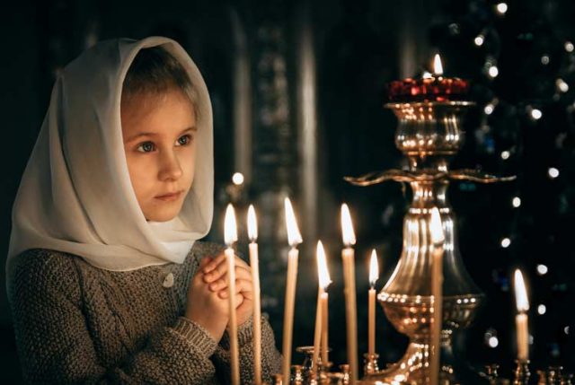 Реална Малко момиче влезе в църквата, прекръсти се и отиде до олтара...история, която ще ви убеди в силата на молитвата