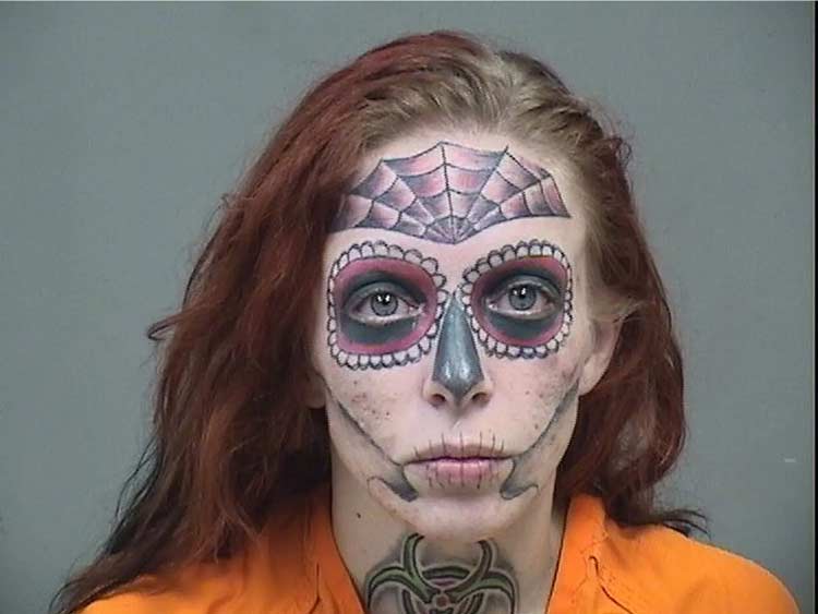 Жена с лице покрито изцяло с татуировки се подложила на