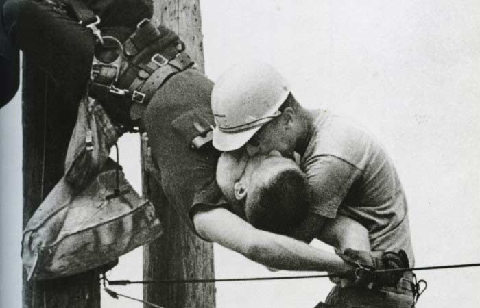 Снимката на Роко Морабито Целувката на живота 1967 е известна