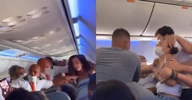 15 жени се биха в самолет за място до прозореца (видео)
