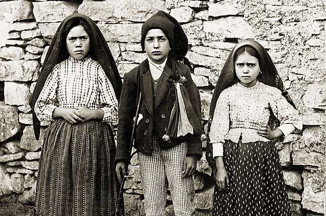  Пророчествата от Фатима. На 13 май 1917 година Богородица се явила на три овчарчета 