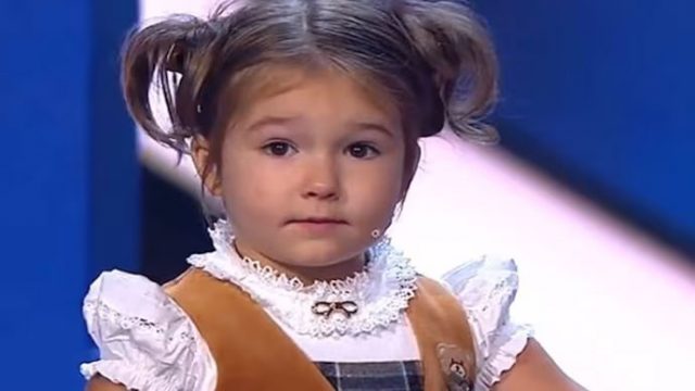 4-годишно момиче смайва, като говори гладко на 7 езика (видео)