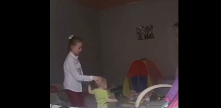 Страховит видеоклип в който осемгодишно момиченце спасява малкото си братче