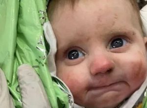"Бебето-чудо", оцеляло от трагедията в Турция се събра с майка си (видео)