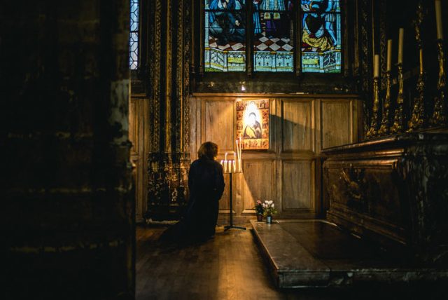 молитва в църква