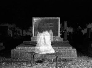 призрак на момиче на гробище