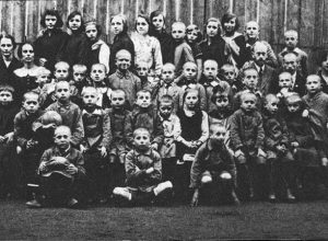 Януш Корчак с децата си