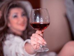 Жеба държи чаша вино