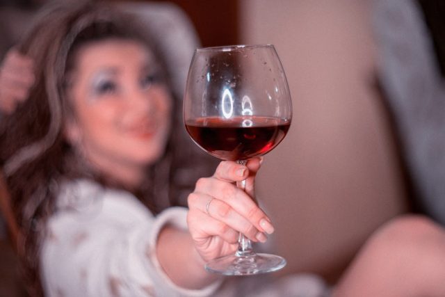Жеба държи чаша вино