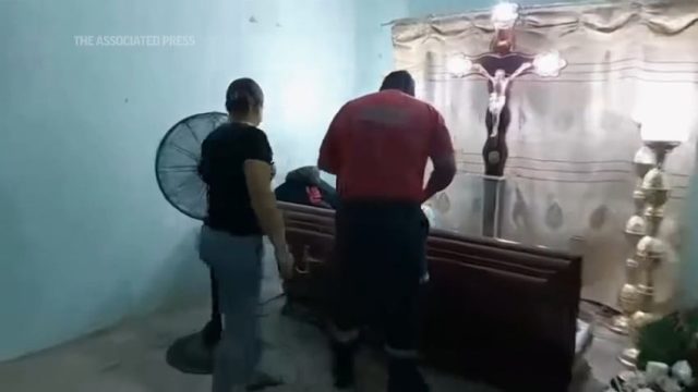 Жена в Еквадор неочаквано оживя по време на погребението си (видео)