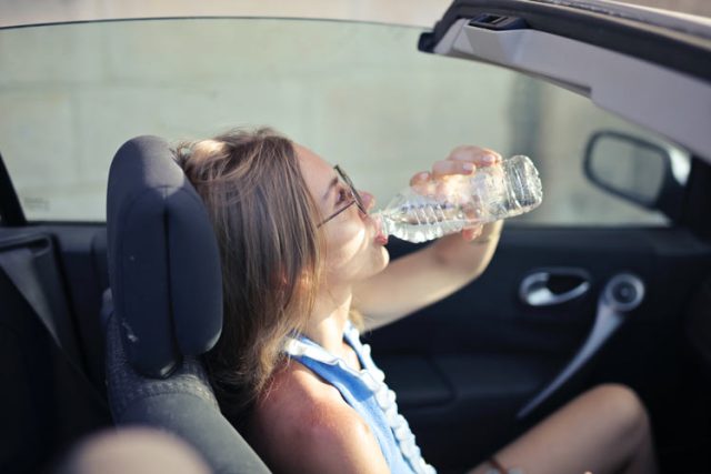 Ето защо не бива да оставяте празни пластмасови бутилки в колата. Особено в жегата