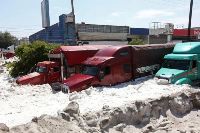 Градът, който след 30-градусови жеги, бил покрит с 2 метра лед (видео)