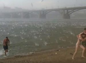 Хората си почивали на плажа, когато изведнъж настъпил истински ад (видео)