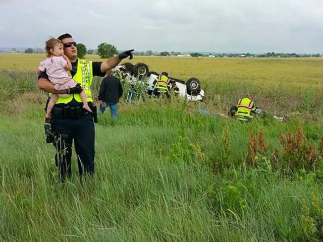 Разтърсваща снимка: полицай разсейва момиченце, чийто баща е загинал в катастрофа