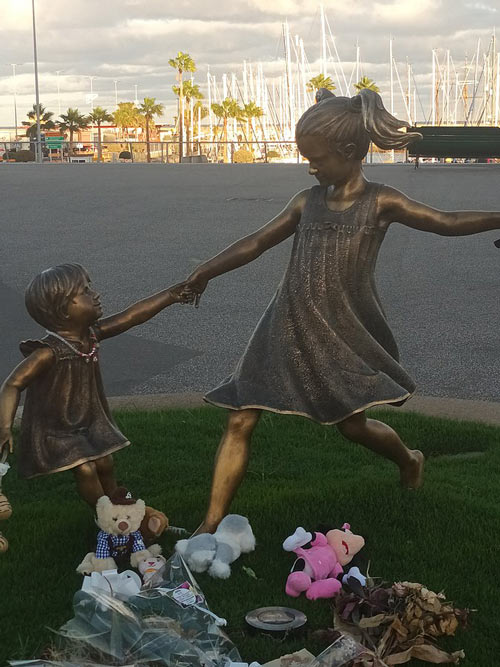 Скулптурата на загиналите деца Анна и Оливия 