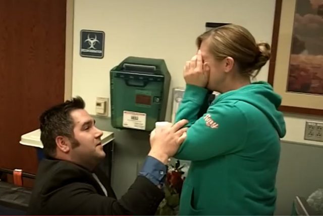 Това е най-ужасното предложение за брак, което някога сте виждали (видео)