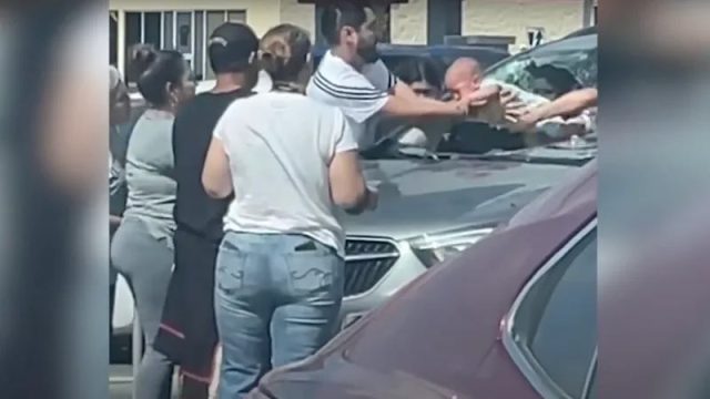 В температурния ад: баща чупи стъклото на кола, за да измъкне бебето си (видео)