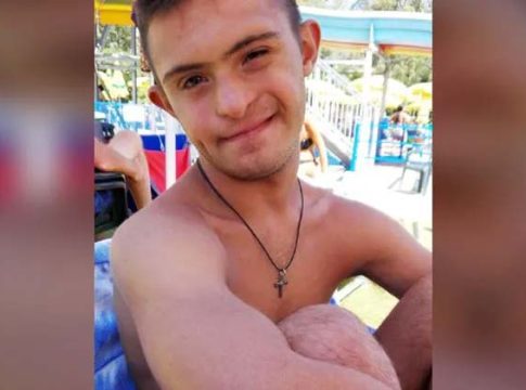 Момче със синдром на Даун се хвърлилo във водата, за да спаси давещи се момичета (видео) Момче със синдром на Даун се хвърлил във водата, за да спаси давещи се момичета (видео)