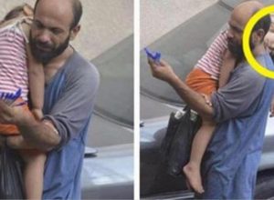 Той продавал химикалки на улицата, за да изхранва дъщеря си. Една снимка променя живота им